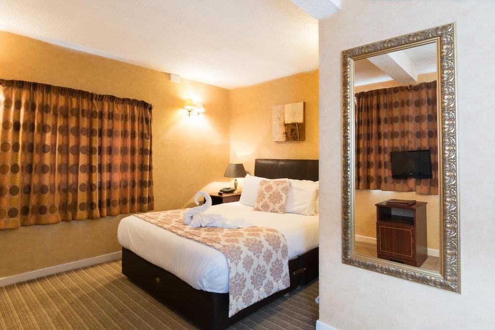The George Hotel Stansted Airport Бішопс-Стортфорд Екстер'єр фото
