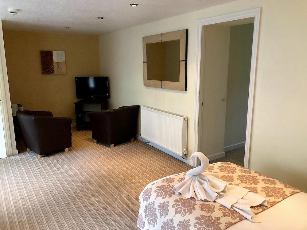 The George Hotel Stansted Airport Бішопс-Стортфорд Екстер'єр фото