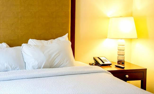 The George Hotel Stansted Airport Бішопс-Стортфорд Екстер'єр фото
